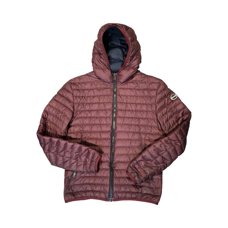 Colmar dunjacka för herr i vinrött. Jackan har huva och heldragen dragkedja och är fotograferad platt framifrån mot en vit bakgrund.