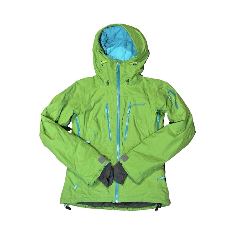 Norröna skidjacka för dam i grönt med turkosa detaljer. Jackan är fotograferad framifrån med huvan uppe mot en vit bakgrund.