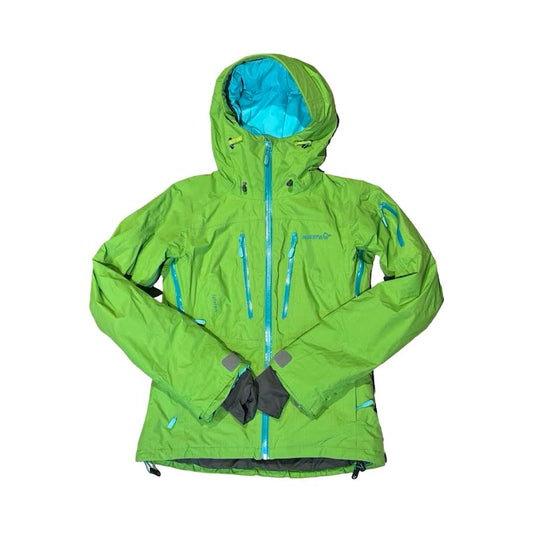 Norröna skidjacka för dam i grönt med turkosa detaljer. Jackan är fotograferad framifrån med huvan uppe mot en vit bakgrund.