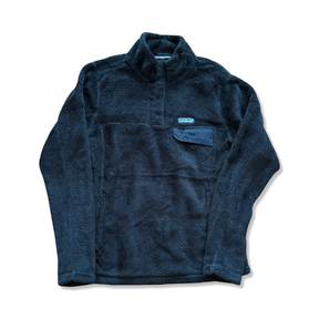 Svart fleececardigan för dam från Patagonia med bröstficka, fotograferad framifrån mot vit bakgrund.