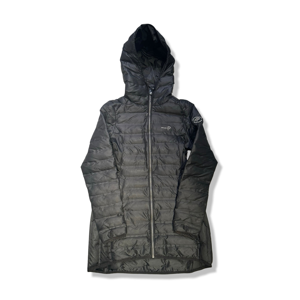 Svart dunjacka Pelle P Tempest coat för dam med huva, fotograferad framifrån mot en vit bakgrund.