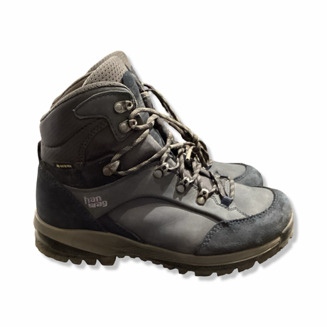 Blå kängor från Hanwag modell Banks GTX för dam, fotograferade från sidan mot en vit bakgrund.