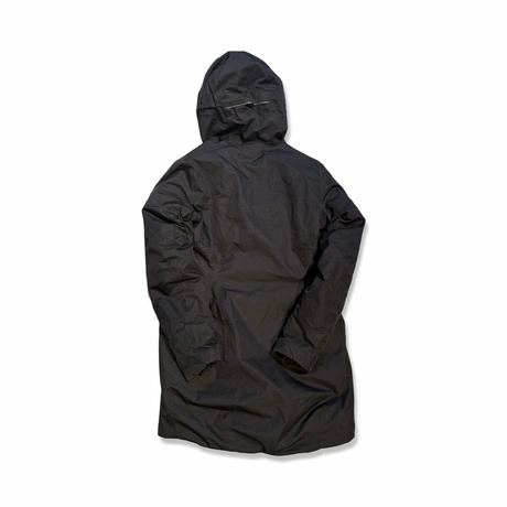 Baksidan av en svart parkas från The North Face för dam med huva, fotograferad mot en vit bakgrund.