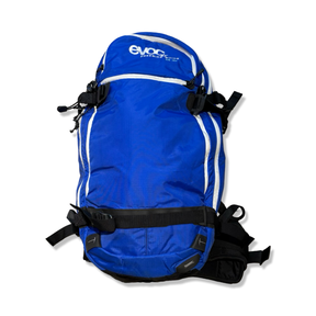 Blå Evoc Freeride Guide 30L ryggsäck för unisex, fotograferad framifrån mot en vit bakgrund.