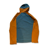 Baksidan av en orange och blå softshelljacka från Mountain Hardwear i herrmodell, fotograferad mot en vit bakgrund.