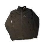 Svart Arc'teryx Gamma Lightweight Jacket windstopperjacka för herr med dragkedja, fotograferad framifrån mot en vit bakgrund.