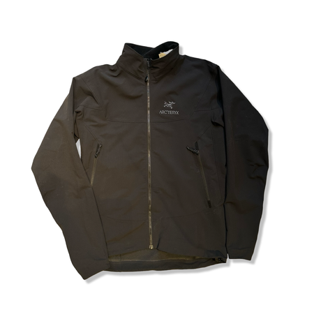 Svart Arc'teryx Gamma Lightweight Jacket windstopperjacka för herr med dragkedja, fotograferad framifrån mot en vit bakgrund.