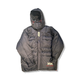 Svart dunjacka från Helly Hansen för herr med huva, fotograferad framifrån mot en vit bakgrund.