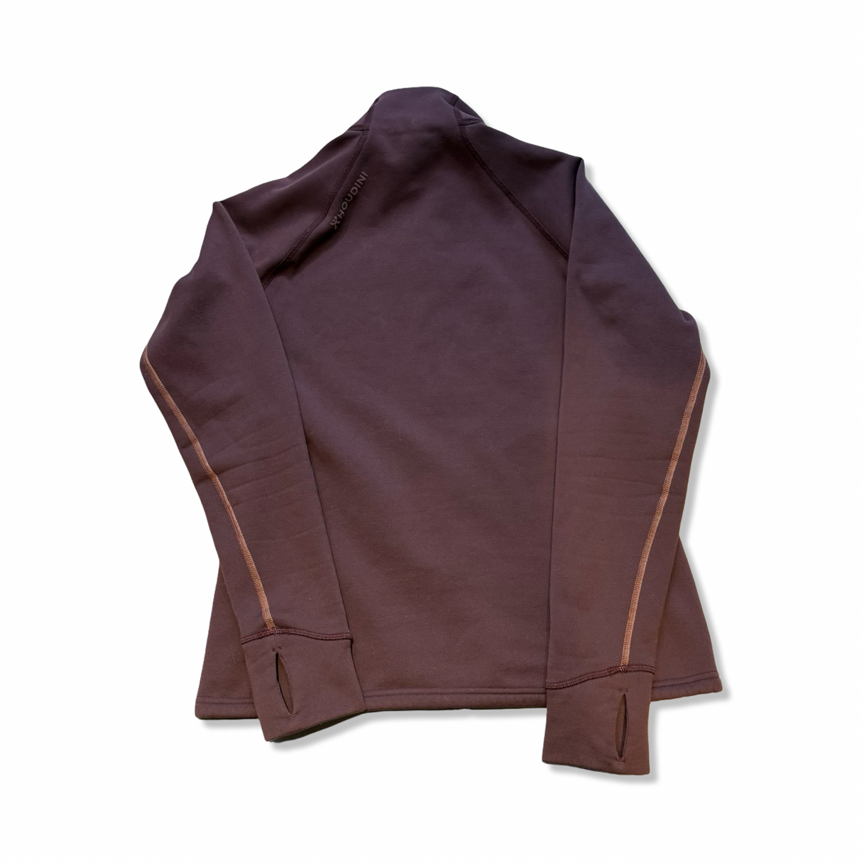 Baksidan av Houdini Power Jacket för dam i rödlila nyans med tumhål, fotograferad mot vit bakgrund.