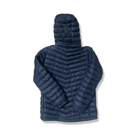 Baksidan av en blå dunjacka från Peak Performance jr frost down hood jacket för dam, fotograferad mot en vit bakgrund.