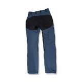 Baksidan av blå Fjällräven Keb Trousers funktionsbyxor för herr med svarta förstärkningar, mot vit bakgrund.