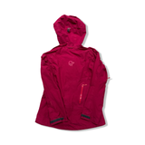Rosa skaljacka Norröna Bitihorn Active Jacket för dam med huva, fotograferad framifrån mot en vit bakgrund.