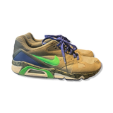 Nike Air Structure Triax 91-sneakers i beige och grönt med blå snören, fotograferade från sidan mot vit bakgrund.