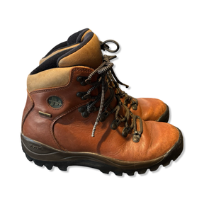 Bruna Merrell Gore-Tex kängor med snörning och Vibram-sula, fotograferade från sidan mot vit bakgrund.