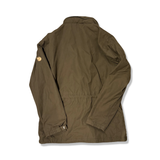 Baksidan av en grön Fjällräven Hunter jacket för herr, fotograferad mot en vit bakgrund.