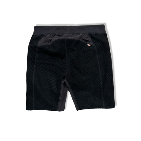 Baksidan av svarta underställsshorts från Varg i ullmaterial med elastisk midja, visade mot en vit bakgrund.