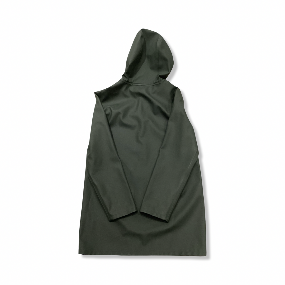 Baksidan av en grön regnkappa från Stutterheim för dam i modell Stockholm, fotograferad mot en vit bakgrund.