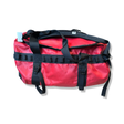 Röd och svart duffelbag från The North Face för unisex, fotograferad mot en vit bakgrund.
