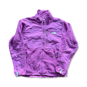 Rosa fleececardigan för dam från The North Face med dragkedja och fickor, fotograferad framifrån mot vit bakgrund.
