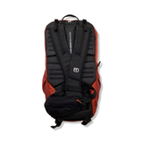 Baksidan av en orange Ortovox Traverse 20 unisex-ryggsäck med vadderat bärsystem, fotograferad mot vit bakgrund.