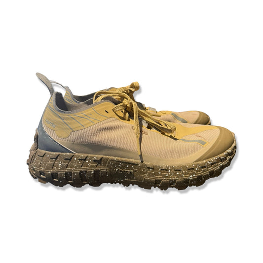 Norda 001 running sneakers calcite för dam i beige med mönstrad sula, fotograferade från sidan mot vit bakgrund.