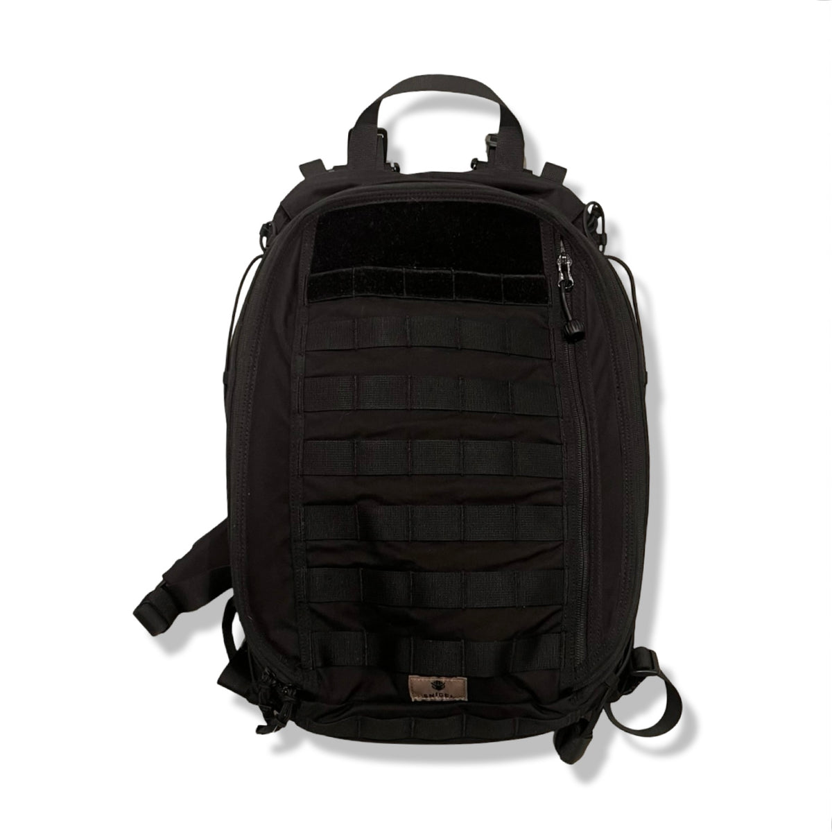 Svart ryggsäck från Snigel av modell All Pack för unisex, fotograferad framifrån mot en vit bakgrund.
