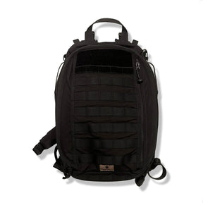 Svart ryggsäck från Snigel av modell All Pack för unisex, fotograferad framifrån mot en vit bakgrund.