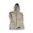 Beige skaljacka Peak Performance W Alpine Gore-Tex jacket med huva, fotograferad framifrån mot en vit bakgrund.