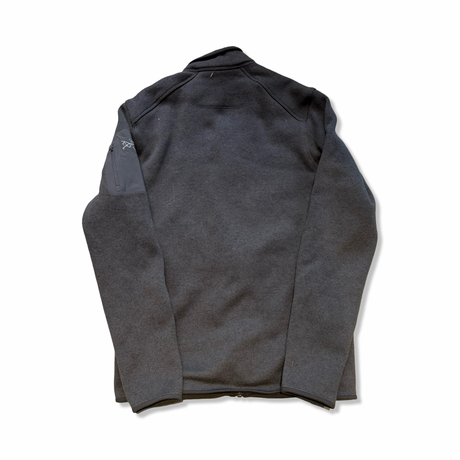 Fleecetröja Arc'teryx Covert Jacket för herr i svart, fotograferad bakifrån mot en vit bakgrund.