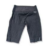 Baksidan av ett par grå hybridshorts från Haglöfs för herr, fotograferade mot en vit bakgrund.