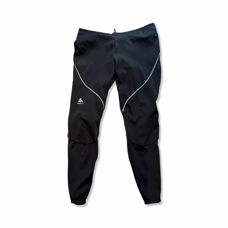 Svarta träningsbyxor från Odlo logic windproof för dam, fotograferade framifrån mot en vit bakgrund.
