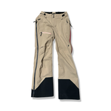Beige skalbyxor från Peak Performance W Alpine Gore-Tex Pants, fotograferade framifrån mot en vit bakgrund.