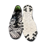Svart- och vita Nike Free 5.0 Tr Fit träningsskor för dam med mönstrad ovandel och flexibel sula där en sko visar undersidan.