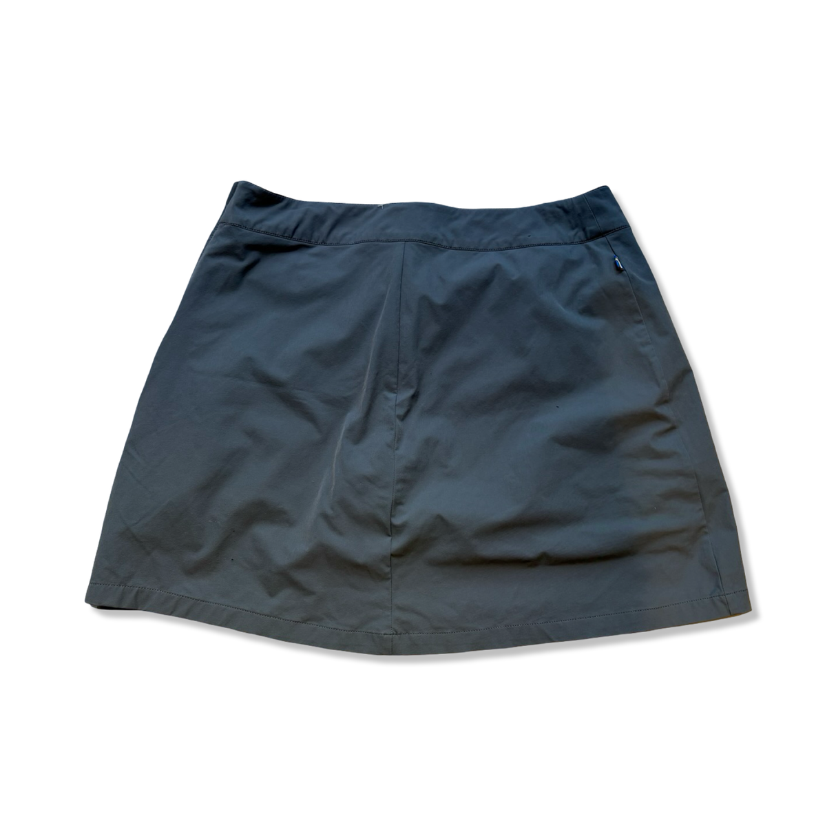 Blå Fjällräven Skort Abisko skjol- och shortsmodell för dam i storlek M, fotograferad platt bakifrån mot en vit bakgrund.