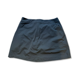 Blå Fjällräven Skort Abisko skjol- och shortsmodell för dam i storlek M, fotograferad platt bakifrån mot en vit bakgrund.
