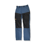 Blå Fjällräven Keb trousers funktionsbyxa med svarta förstärkningar för dam, fotograferad framifrån mot vit bakgrund.