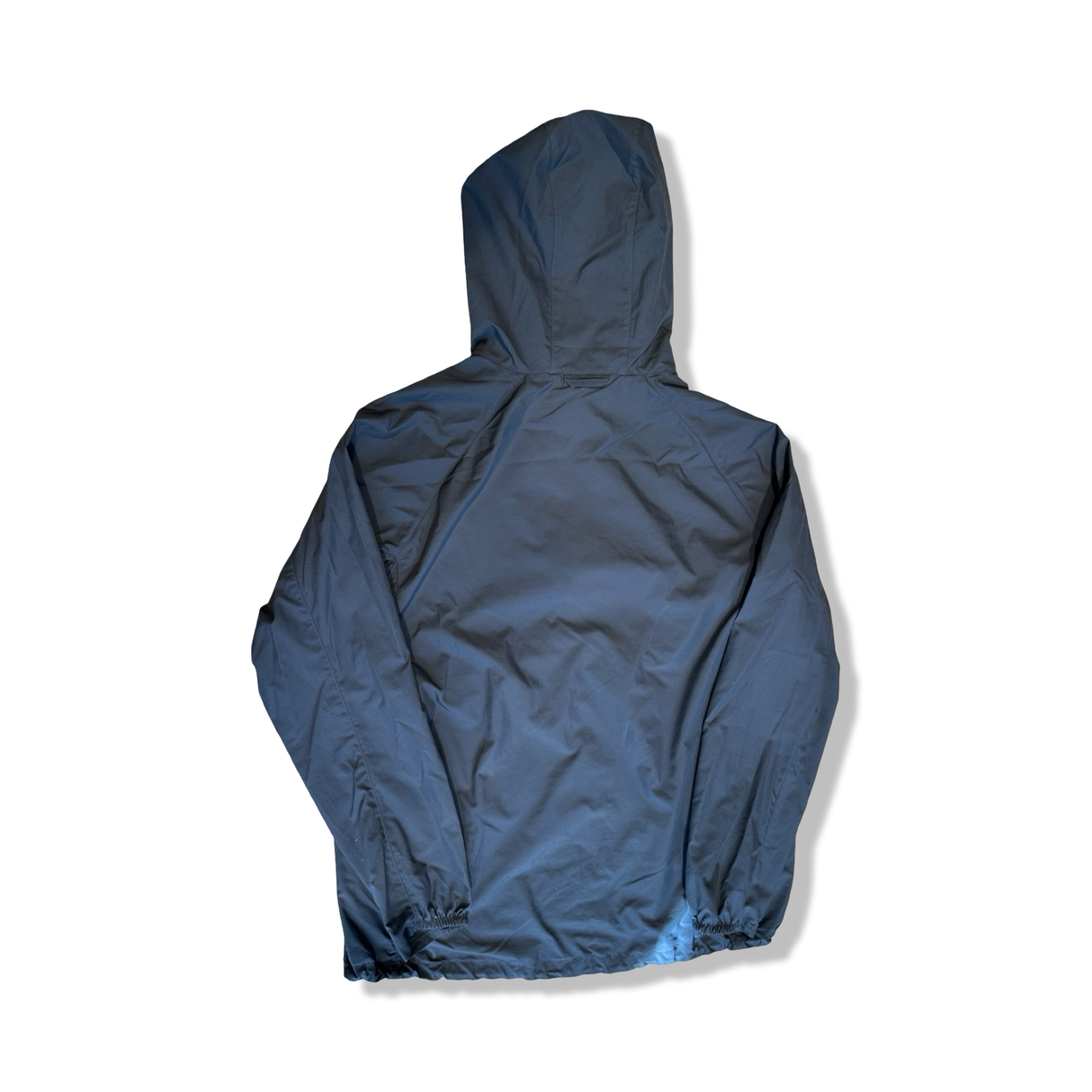 Baksidan av en blå anorak från Fjällräven modell High Coast Lite för dam i storlek S, fotograferad mot vit bakgrund.