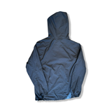 Baksidan av en blå anorak från Fjällräven modell High Coast Lite för dam i storlek S, fotograferad mot vit bakgrund.
