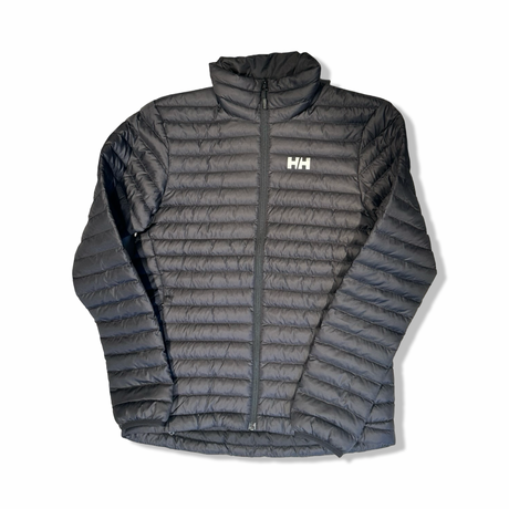Svart dunjacka från Helly Hansen för herr i storlek S, fotograferad framifrån mot en vit bakgrund.