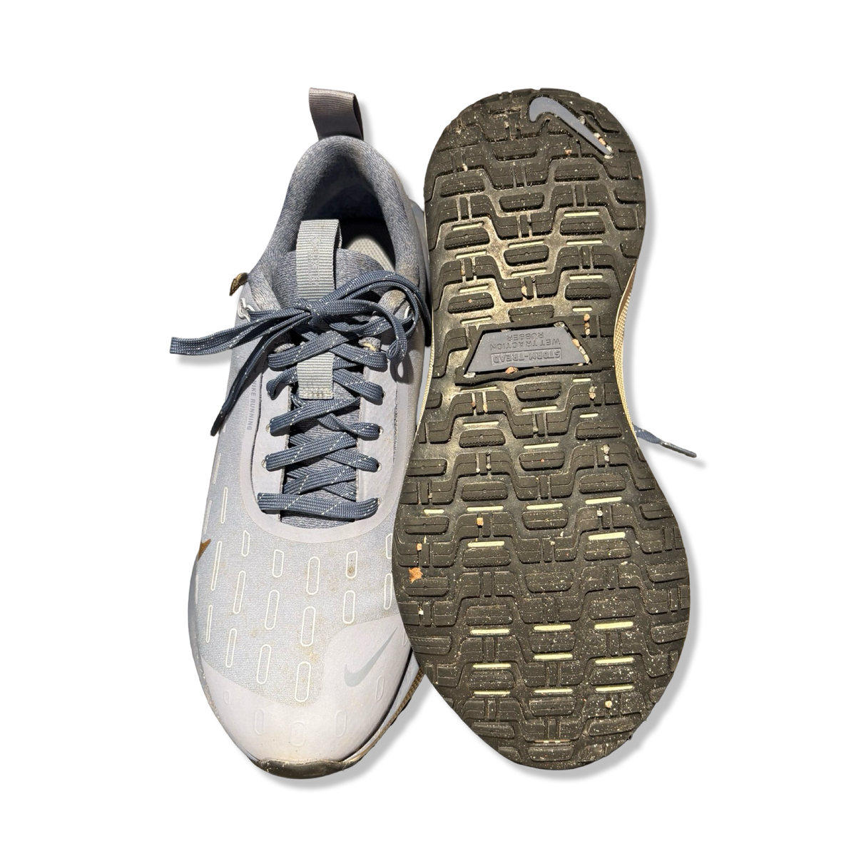 Grey unisex Nike Infinity 4 GTX running shoes with visible sole, photographed from the front and underneath against a white background.