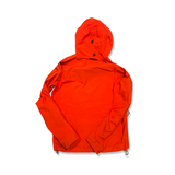 Baksidan av en orange skaljacka från Haglöfs för herr med huva, fotograferad mot en vit bakgrund.