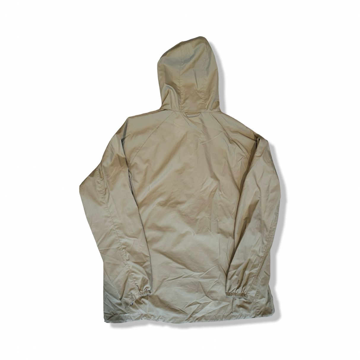 Baksidan av en beige anorak från Fjällräven i modell High Coast Lite för dam, fotograferad mot vit bakgrund.