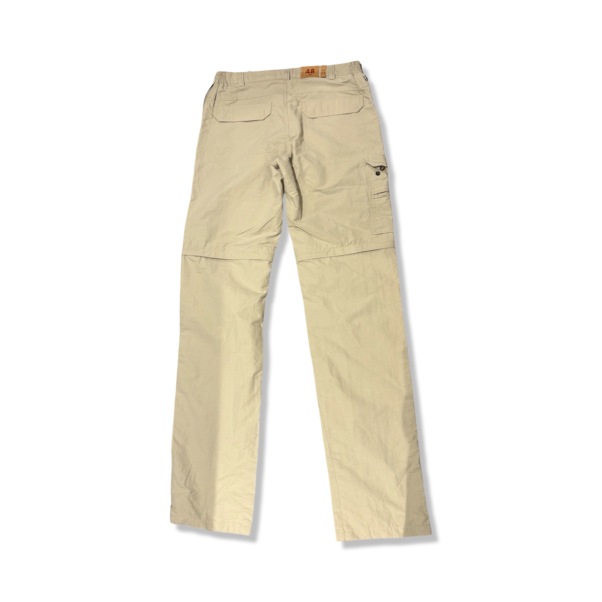 Baksidan av ett par beige Fjällräven Cape Point MT zip off-funktionsbyxor med fickor, fotograferade mot en vit bakgrund.