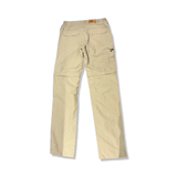 Baksidan av ett par beige Fjällräven Cape Point MT zip off-funktionsbyxor med fickor, fotograferade mot en vit bakgrund.