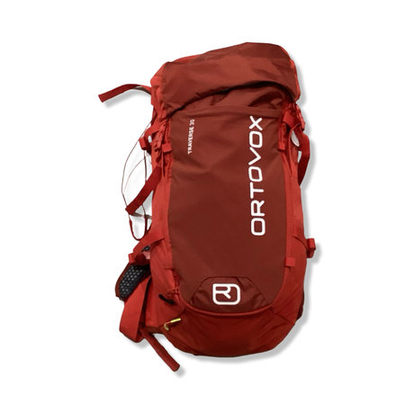 Orangefärgad ryggsäck Ortovox Traverse 30 för unisex, fotograferad framifrån mot en vit bakgrund.