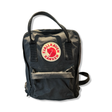 Svart Fjällräven Kånken Mini barnryggsäck med logotyp fram, fotograferad framifrån mot en vit bakgrund.
