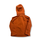Baksidan av en orange Houdini Power Houdi fleececardigan för barn, fotograferad mot en vit bakgrund.