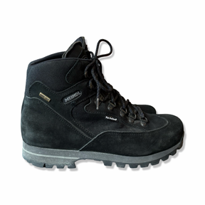 Ett par svarta vandringskängor från Meindl Air-Active för herr med Gore-Tex, fotograferade från sidan mot en vit bakgrund.