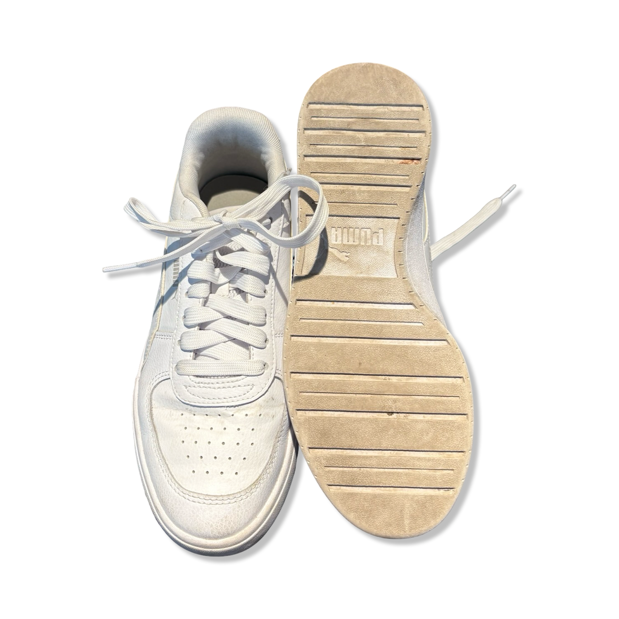 Vita Puma Caven 2.0 Lux-sneakers för dam med snörning, där den ena skon visar yttersulan.