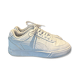 Vita Puma Caven 2.0 Lux-sneakers för dam med snörning och klassisk design, fotograferade från sidan mot vit bakgrund.